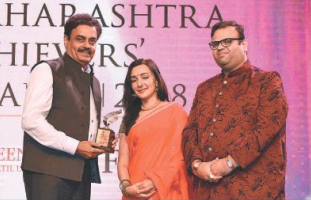  Shreyas Talpade receives the Entertainer of the Year (Male) Award from Dr. Amit M Lakhanpal, director of Money Trade Coin Group